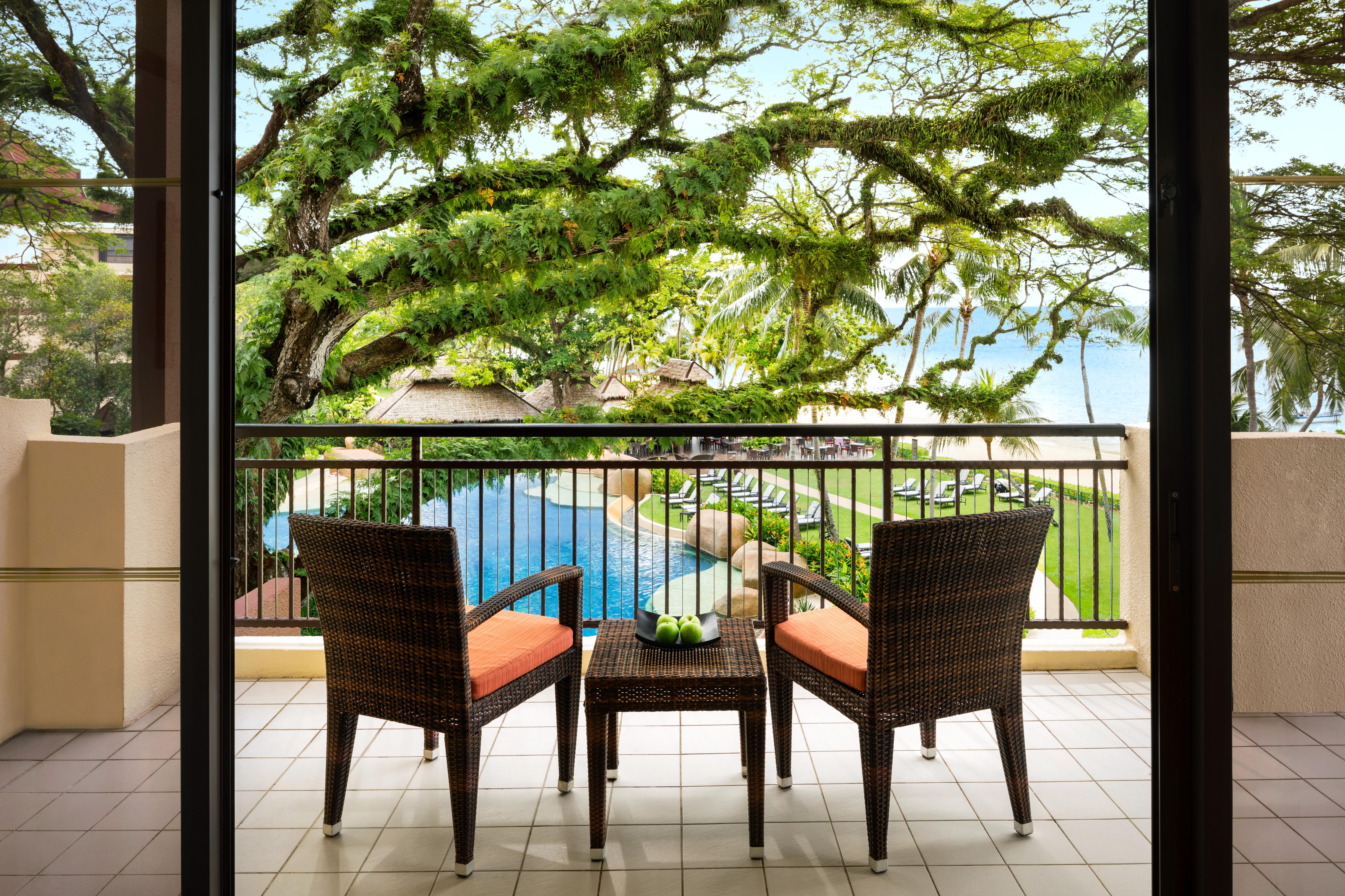 באטו פרינג'י Shangri-La Rasa Sayang, Penang מראה חיצוני תמונה A view of the pool from a guest room