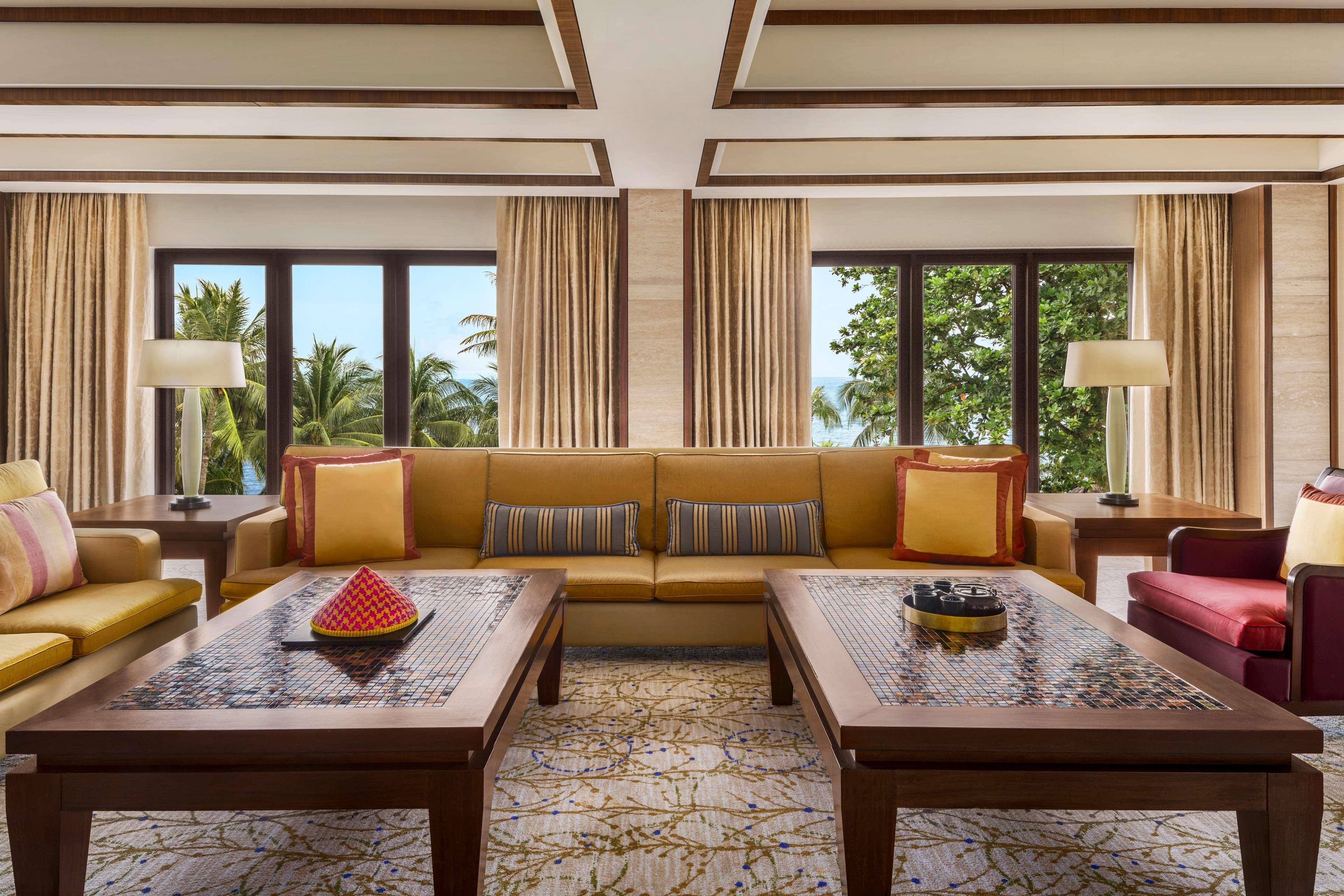 באטו פרינג'י Shangri-La Rasa Sayang, Penang מראה חיצוני תמונה The living room of a suite at the Westin Maldives