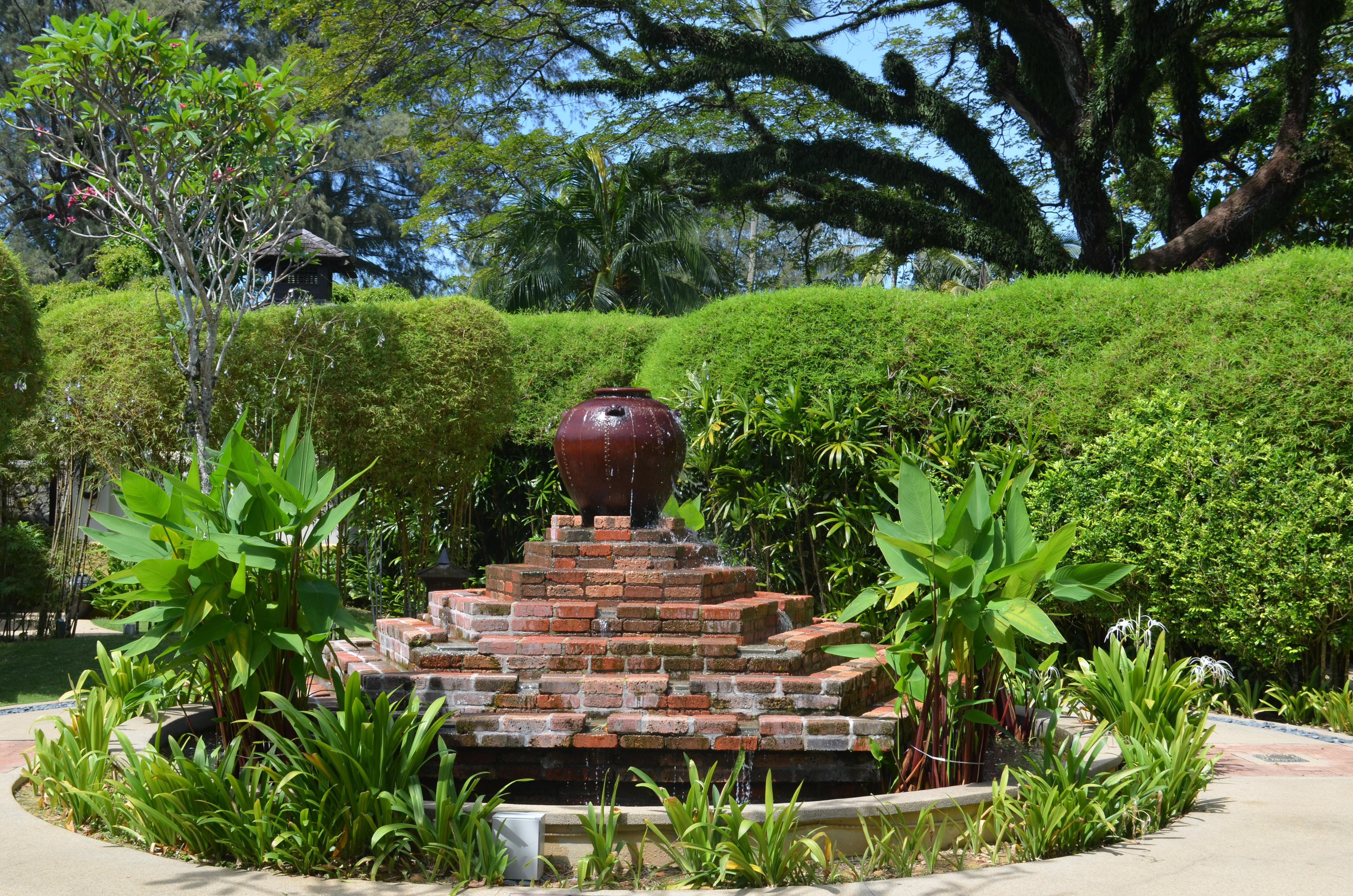 באטו פרינג'י Shangri-La Rasa Sayang, Penang מראה חיצוני תמונה Fountain at the entrance of the park