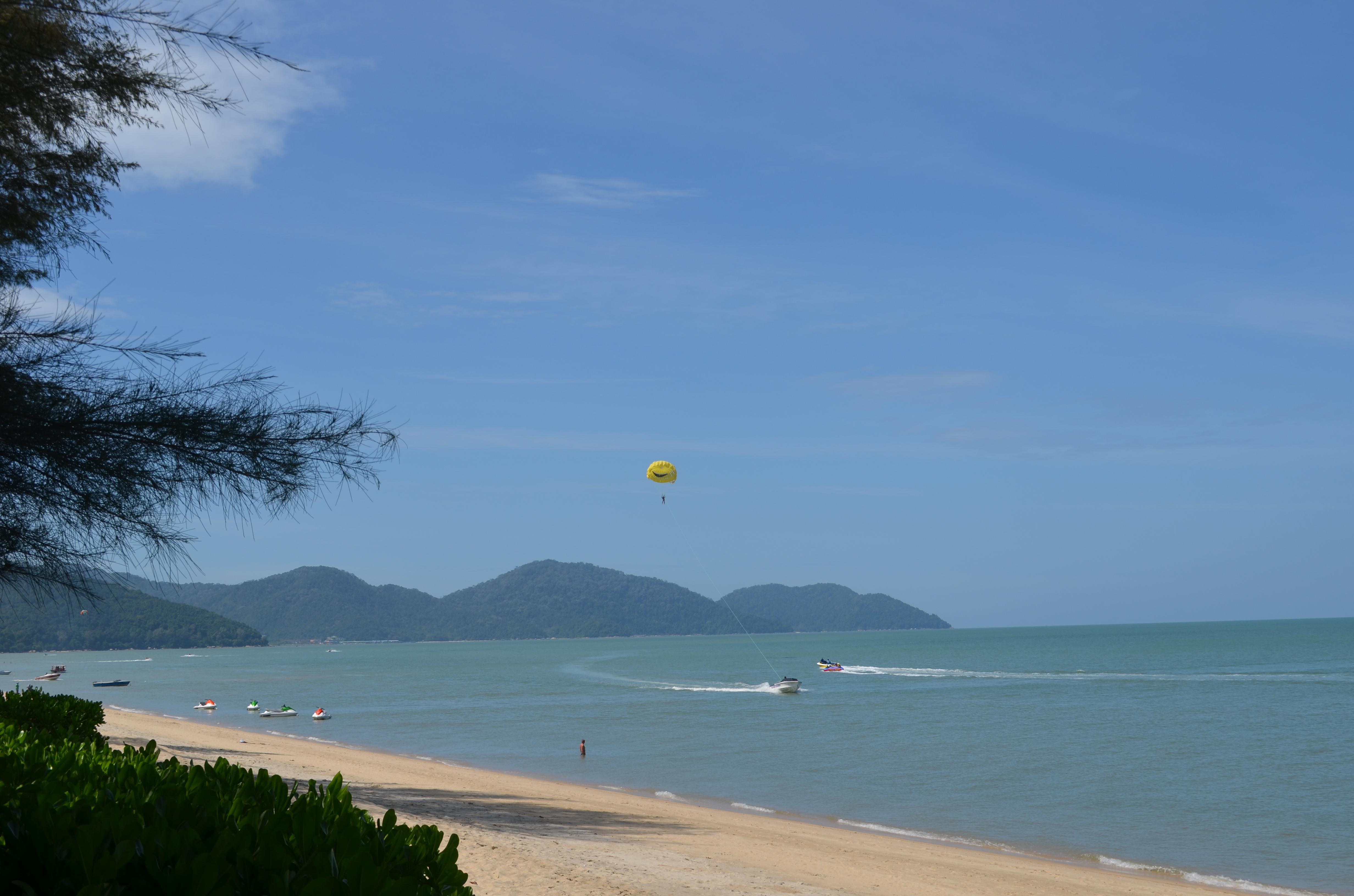 באטו פרינג'י Shangri-La Rasa Sayang, Penang מראה חיצוני תמונה Parachute at Hua Hin Beach